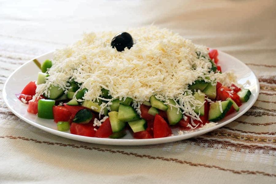 Шопска салата - блюдо болгарской кухни